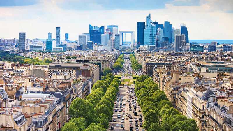 Panoramablick über die Pariser Avenue de la Grande Armée auf die moderne Skyline des Geschäftsviertels La Défense