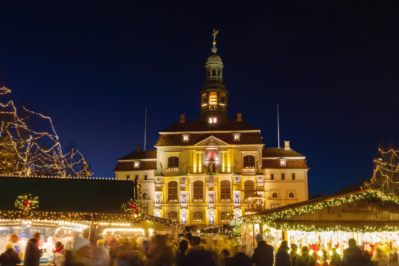 Deutschland Lueneburg Weihnachtsmarkt historisches Rathaus 236427955 | LUE18400