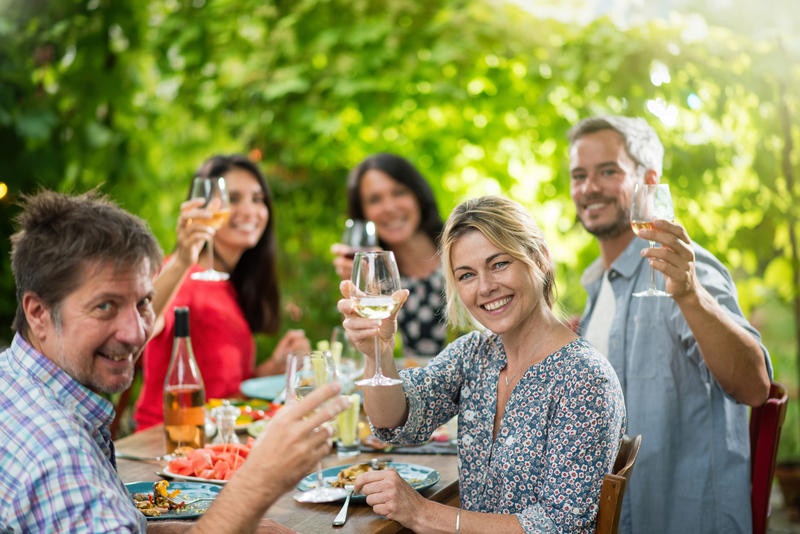 Gruppe Menschen bei Essen mit Weinglaesern c jackfrog fotolia 134342251 | DUK10300
