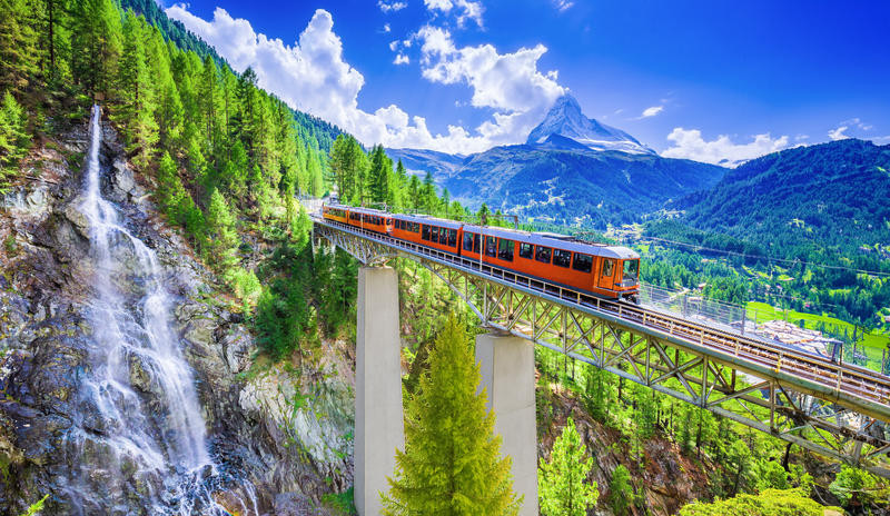 Glacier Express vor dem Matterhorn | ZER10590