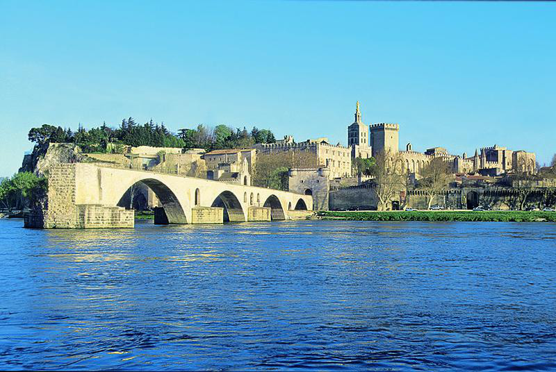 Avignon Ihr A ROSA Schiff ankert mit Blick auf den Papstpalast | RHO18800