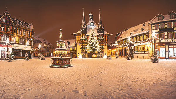 AdobeStock 403703523 Panorama Wernigerode Weihnachtsmarkt Winter mit Schnee Von ohenze web | BAU16610