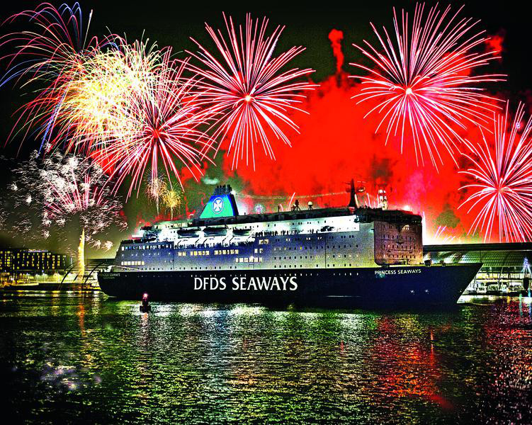 DFDS Schiff mit Feuerwerk 1 | AMS12300