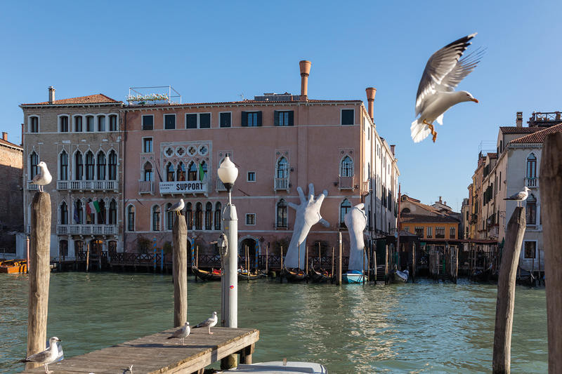 Italien Venedig Biennale Haende 243598400©AdobeStock Mazur Travel kleiner | VCE19710