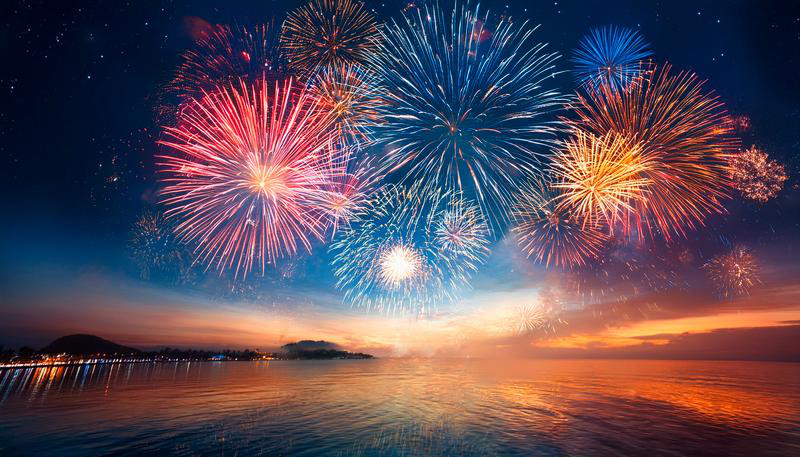 Feuerwerk Fluss See AdobeStock 976892848 c Satoru D gus | RHN29800