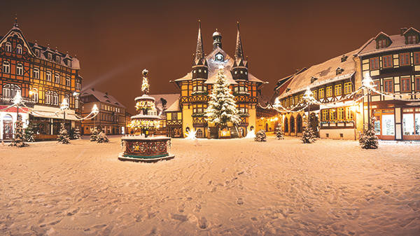 AdobeStock 403703523 Panorama Wernigerode Weihnachtsmarkt Winter mit Schnee Von ohenze web | BAU11310