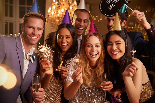 AdobeStock 144839630 Group Of Friends Celebrating At New Year Party Together Von Monkey Business web | SHW12440
